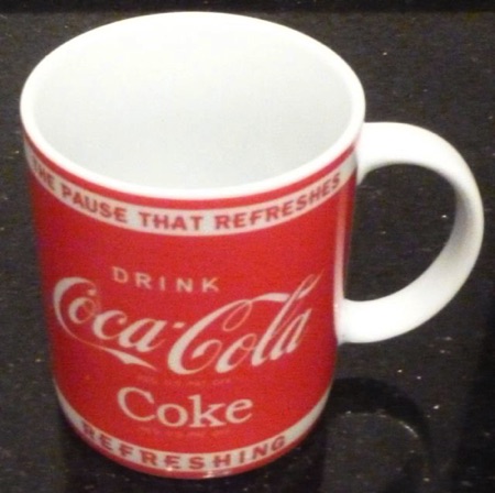 7047-1 € 4,00  coca cola mok rood wit pause refreshing
